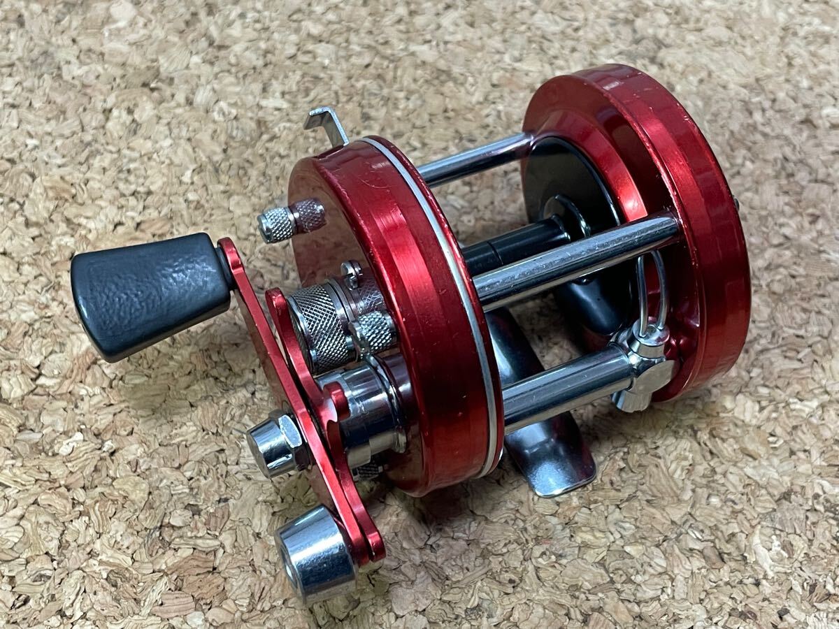 ★即決!稀少 オールド アブ アンバサダー 5000A レッド 中古良品!フットNO 750103 山型 ABU ambassadeur ★拍卖