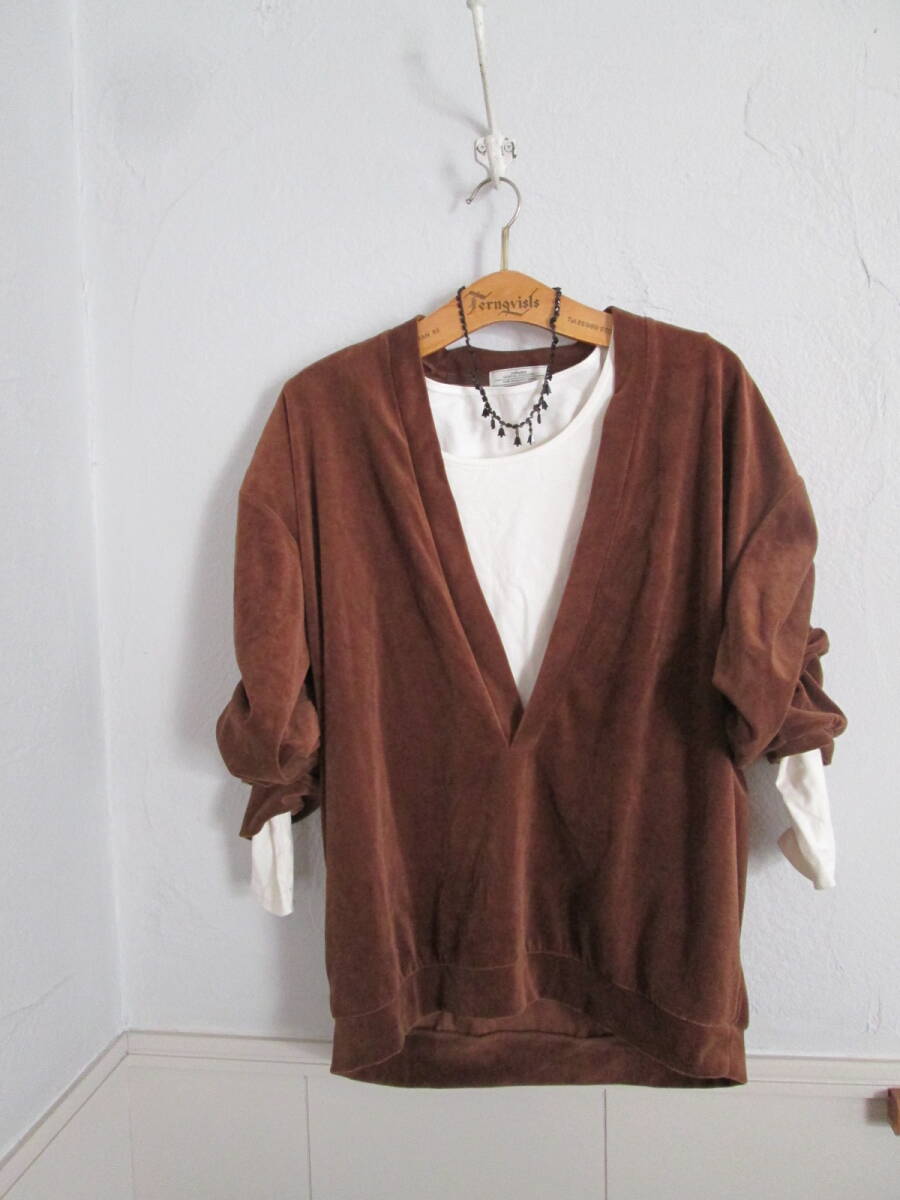 ジャーナルスタンダード レリューム ベロアのVネックカットソー ブラウン/レイヤードスタイルに♪カットソーとあわせて拍卖