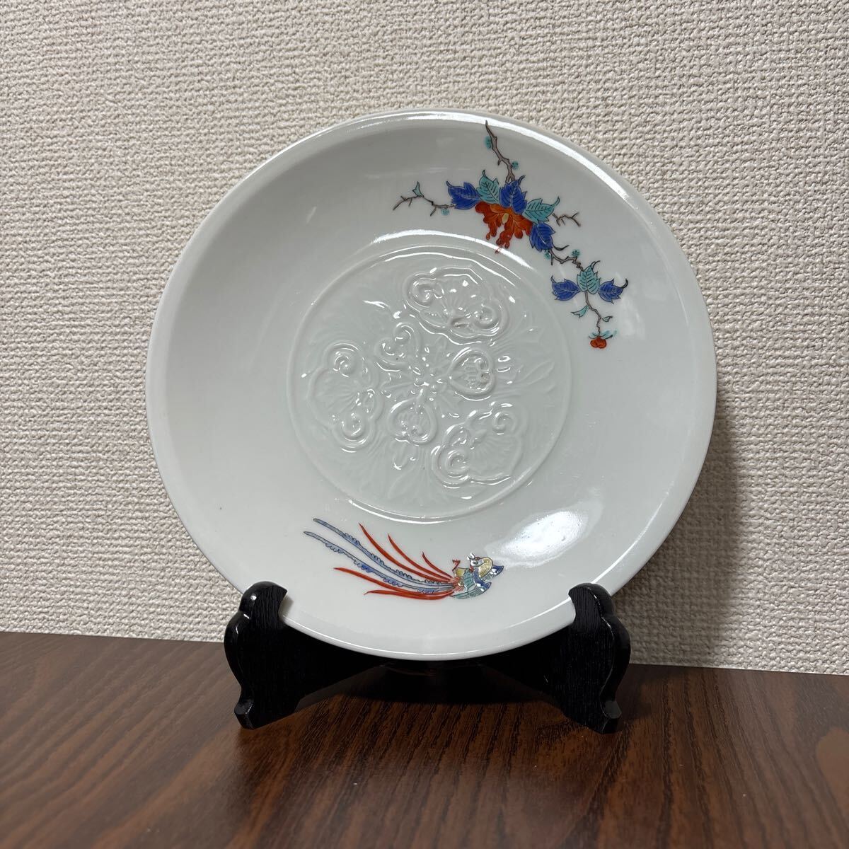 有田焼 十二代酒井田柿右衛門 色絵鳳凰桐 陽刻葵文 皿拍卖