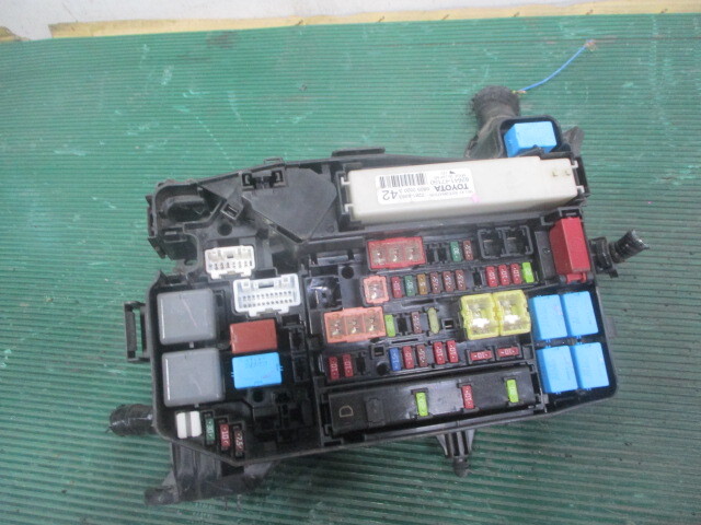 トヨタ プリウスアルファ ハイブリッド DAA-ZVW41 エンジンルーム ヒューズボックス拍卖