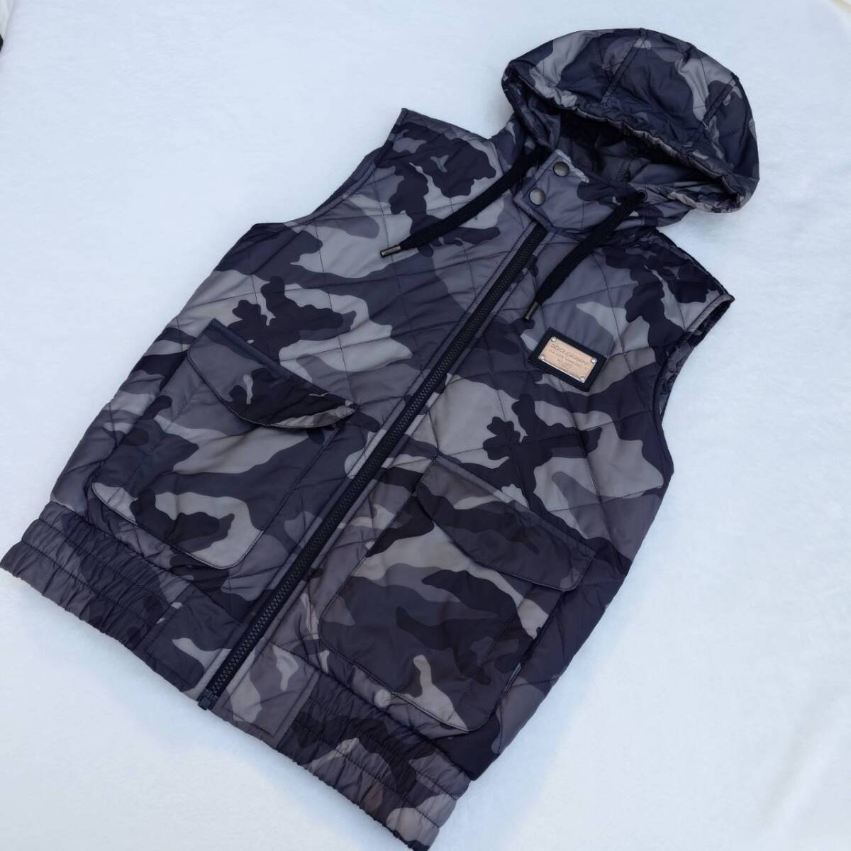 美品 ドルチェ&ガッバーナ DOLCE&GABBANA D&G ドルガバ ダウンベスト 46 迷彩 カモフラ フード付き ジップアップ ロゴプレート レディース拍卖