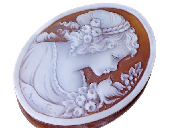 【ジュエリー極】作家品 サイン刻印有 可憐な女性と小鳥の彫刻 高級シェルカメオルース 50.1mm×38.7mm w4722i【送料無料】拍卖