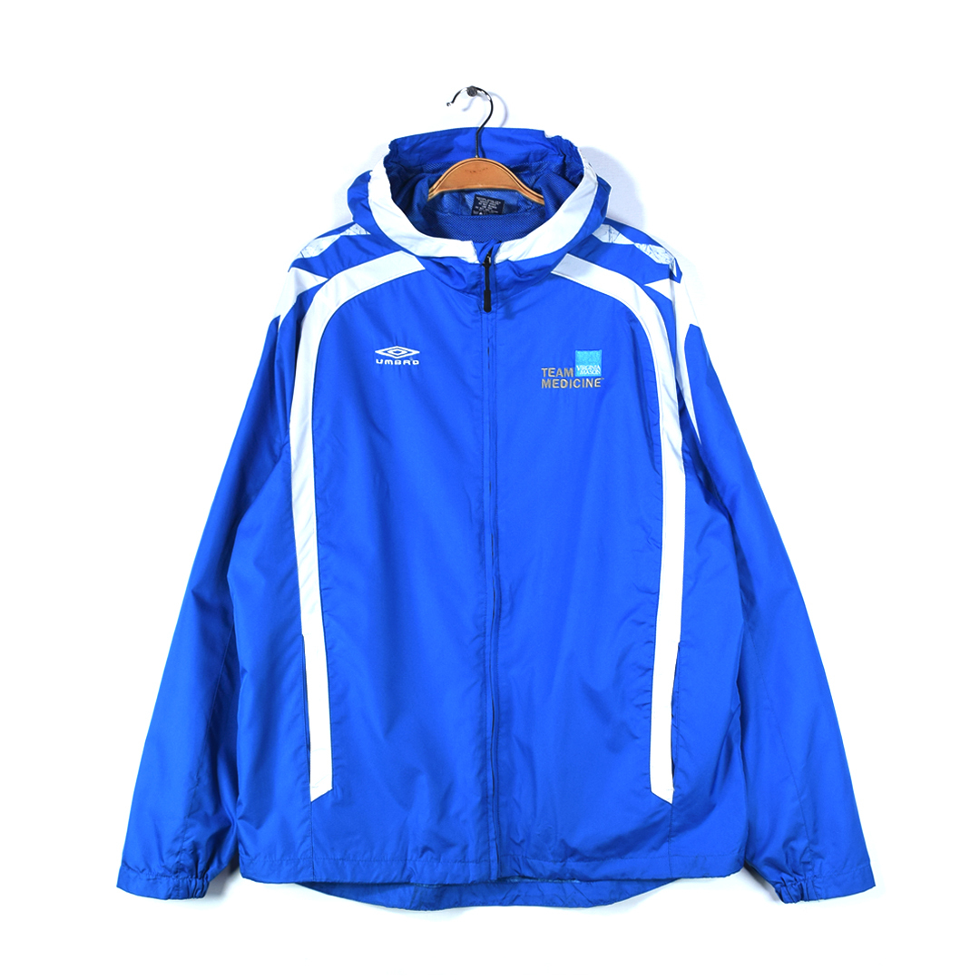 【送料無料】アンブロ ナイロンジャケット 企業系 別注品 バックプリント刺繍 青白 UMBRO メンズL 古着 @CK9005拍卖