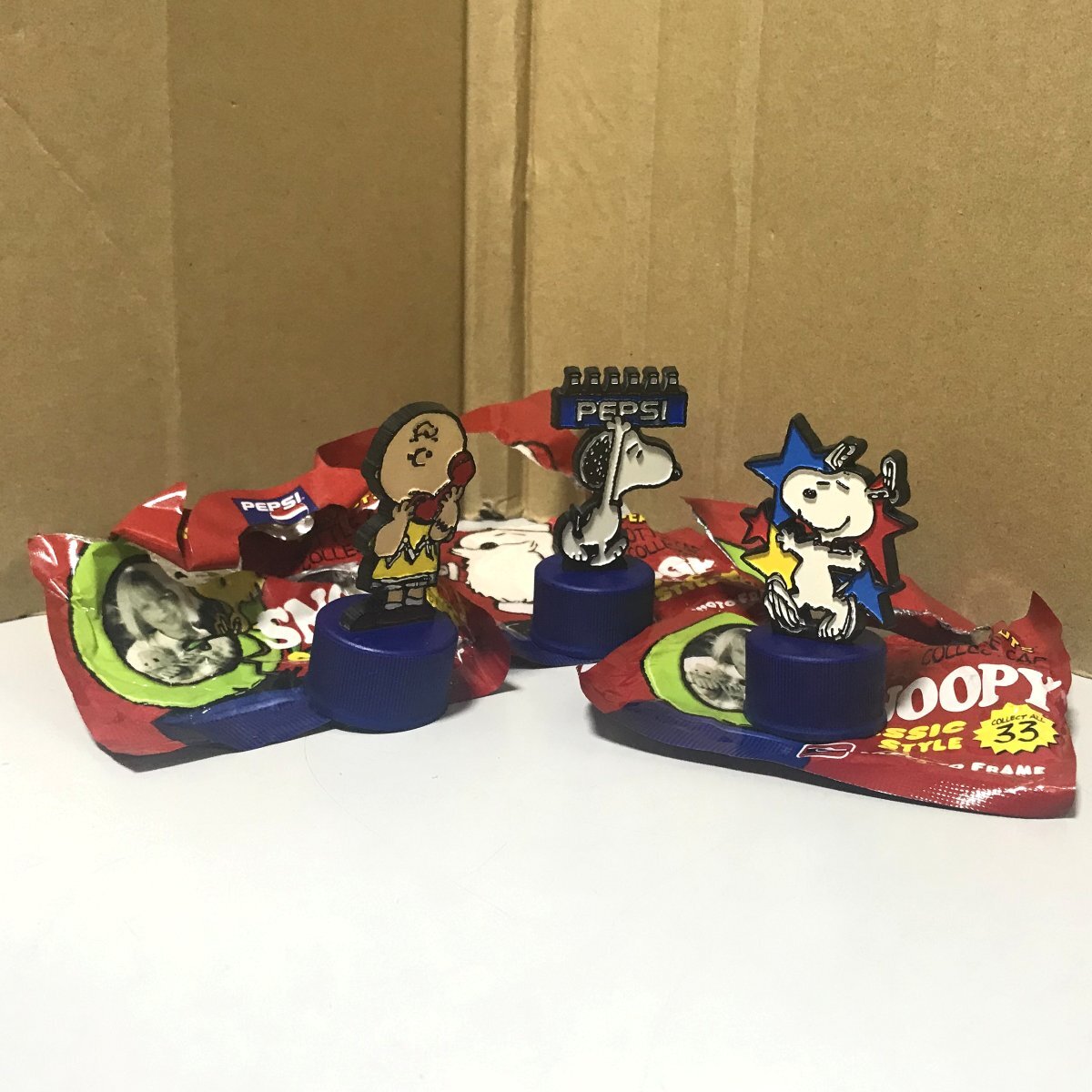 送料無料 ピーナッツ ボトルキャップ コレクション スヌーピー クラシック スタイル チャーリー 3種 開封済み 必ず内容確認拍卖
