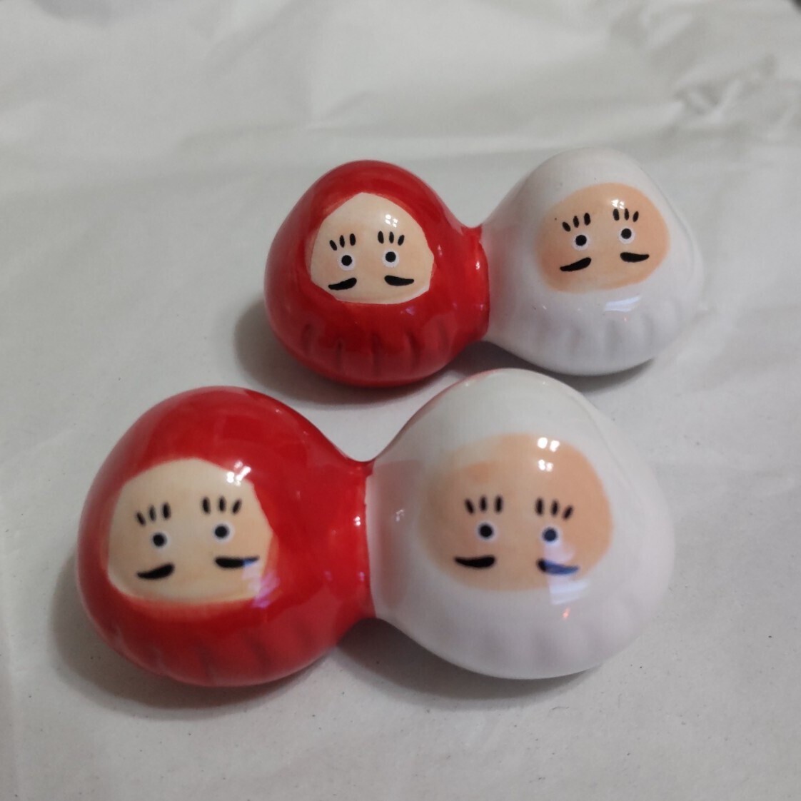 箸置き 紅白 だるま ダルマ 新品 お正月 正月 お祝い 縁起物 箸置 2点 セット 食器 オブジェ 置き物 置物 小物 雑貨 グッズ 赤 白拍卖