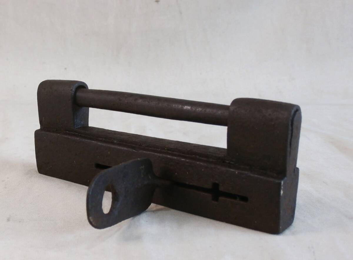 蔵錠 大きな錠前 スライド式鍵 和錠 古民具 鍛冶屋さん手作り C 骨董 千両箱 賽銭箱 銭箱 江戸時代 蔵戸 時代物 鉄製拍卖