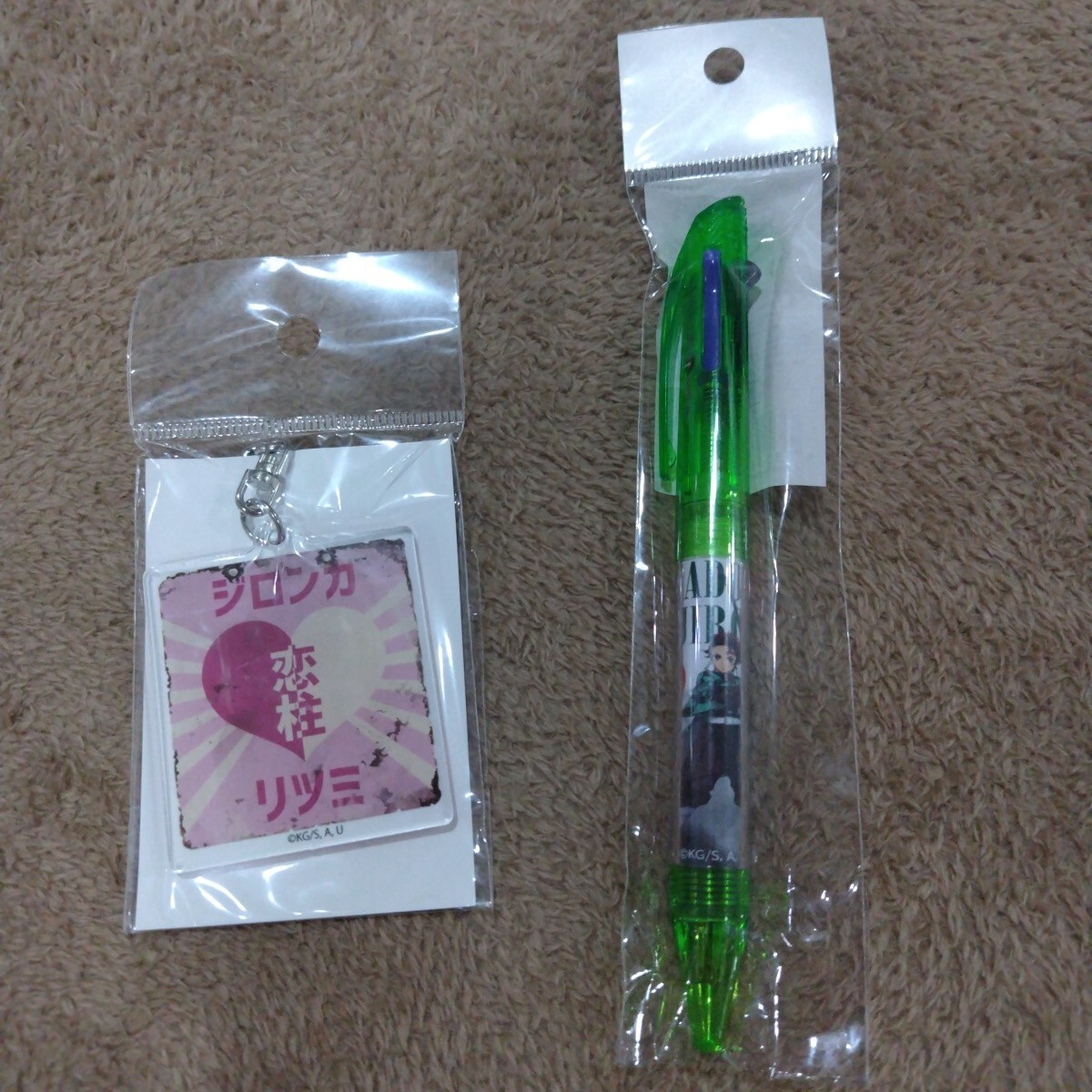 鬼滅の刃 レトロ看板キーホルダー 甘露寺蜜璃 アクリルキーホルダー 恋柱 3色ボールペン 炭窯炭治郎 2つセット 拍卖