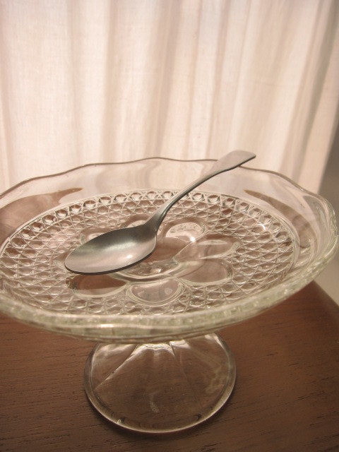 スウェーデンアンティーク・ブロカント 花模様がかわいい小ぶりなガラスのコンポート☆デザート皿、ディスプレイに、ケーキ皿拍卖