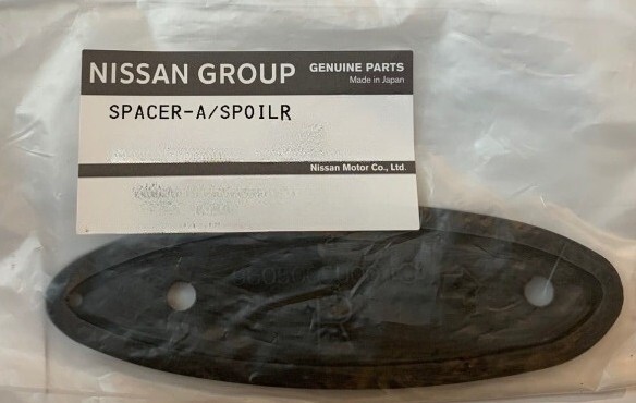 新品 純正品 NISSAN 日産 リアスポイラー スペーサー リヤ 運転席側 スカイライン R32拍卖