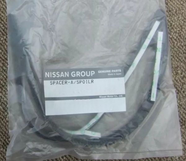 新品 純正品 NISSAN 日産 スペーサー リアスポイラー リヤ 左右セット スカイライン R32拍卖