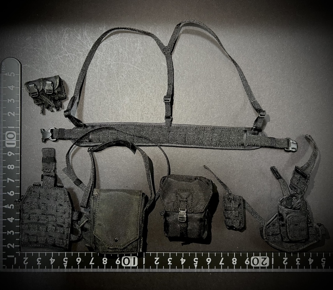 【売り切り/値上げ予定】DAMTOYS製 模型 1/6 男性 フィギュア用 部品 タクティカル モール ベルト ポーチ多数 ホルスター セット(未使用拍卖