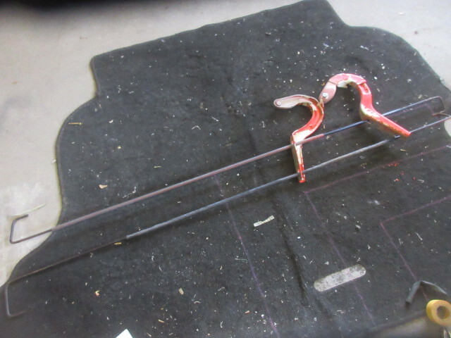 ★⑦R6G8792 P510 ブルーバード トランクヒンジ左右セット 修理やストック等に拍卖