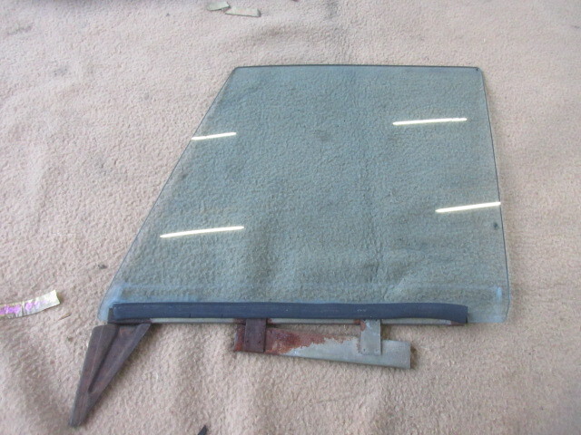 ★⑥R6G8818 GC10 ハコスカ 純正左前ドアガラス 助手席側 スカイライン 旧車 修理やストック等に拍卖