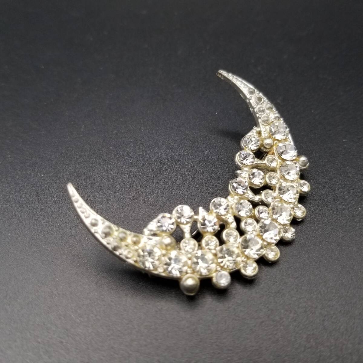 三日月 クリア ラインストーン装飾 シンプルな存在感 ヴィンテージ ブローチ シルバートーン モチーフジュエリー Crescent Moon Y20-R拍卖