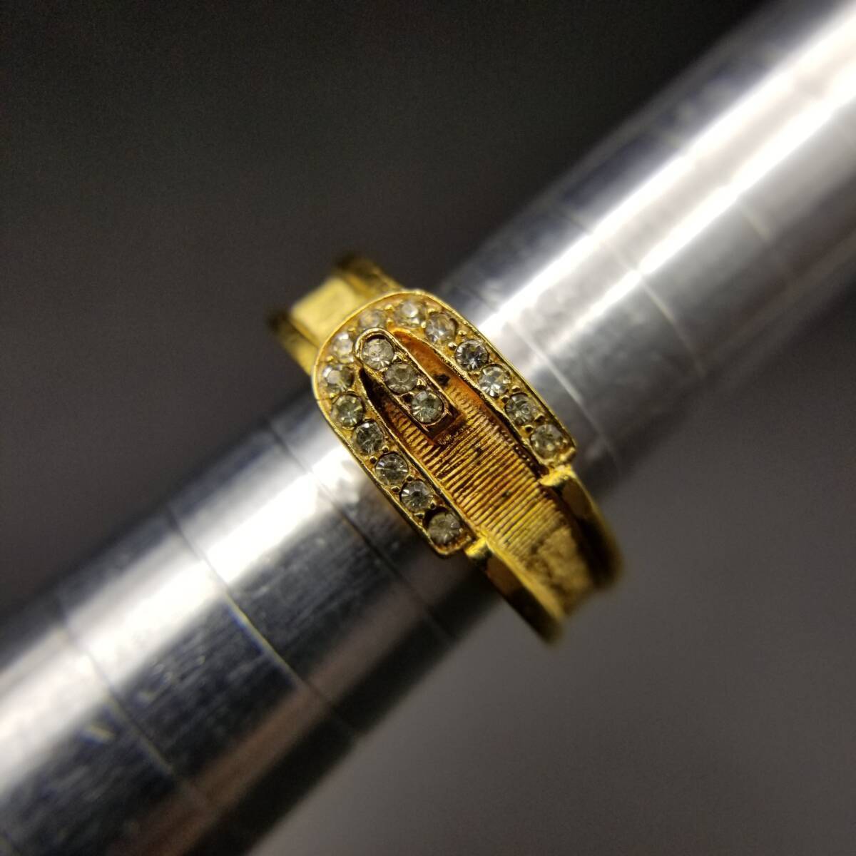 AVON ベルト バックルデザイン ラインストーン装飾 ヴィンテージ リング ゴールドトーン 上品 指輪 コスチュームジュエリー Y14-P拍卖