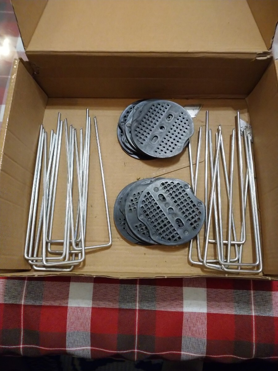 【未使用品】メーカー不明/人工芝防草シート用/剣先U字ピン杭 /抑え3穴セット/14個!寸法:幅 約40mm × 長さ約150mm拍卖