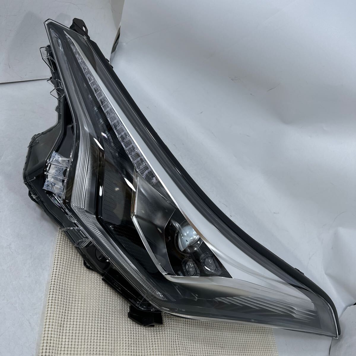 M27-1-2 良品 C-HR CHR 前期 NGX10 打刻L3 10-111 LED ヘッドライトす拍卖