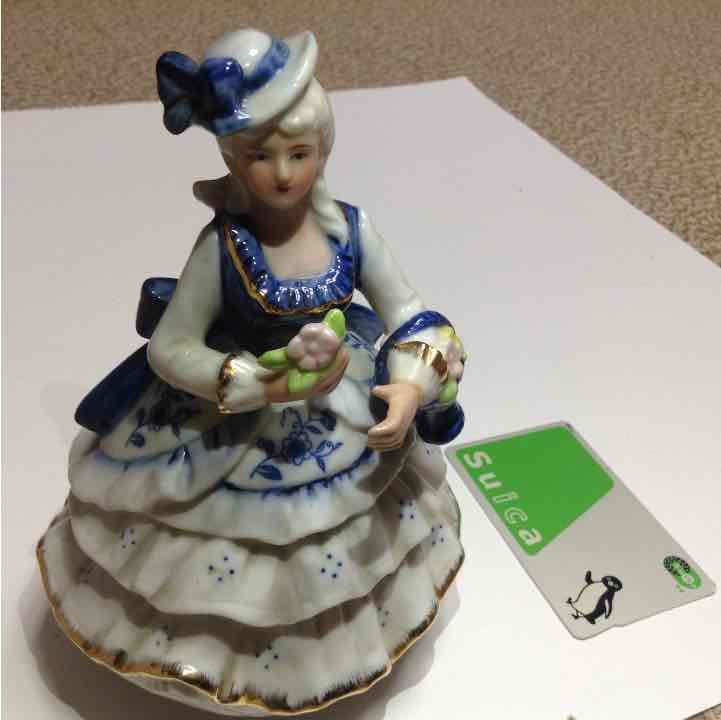 陶製 オルゴール付き 横浜で購入 アンティーク/陶器 骨董 洋人形 ドレス オルゴール レトロ インテリア拍卖
