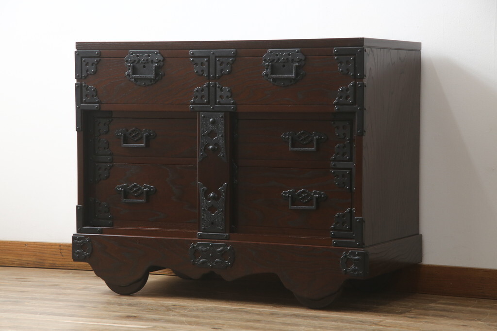 R-069424 中古 美品 欅(ケヤキ)材 重厚な金具と威風堂々とした佇まいが魅力の南部車箪笥(南部箪笥,和タンス,引き出し,収納箪笥,チェスト)拍卖