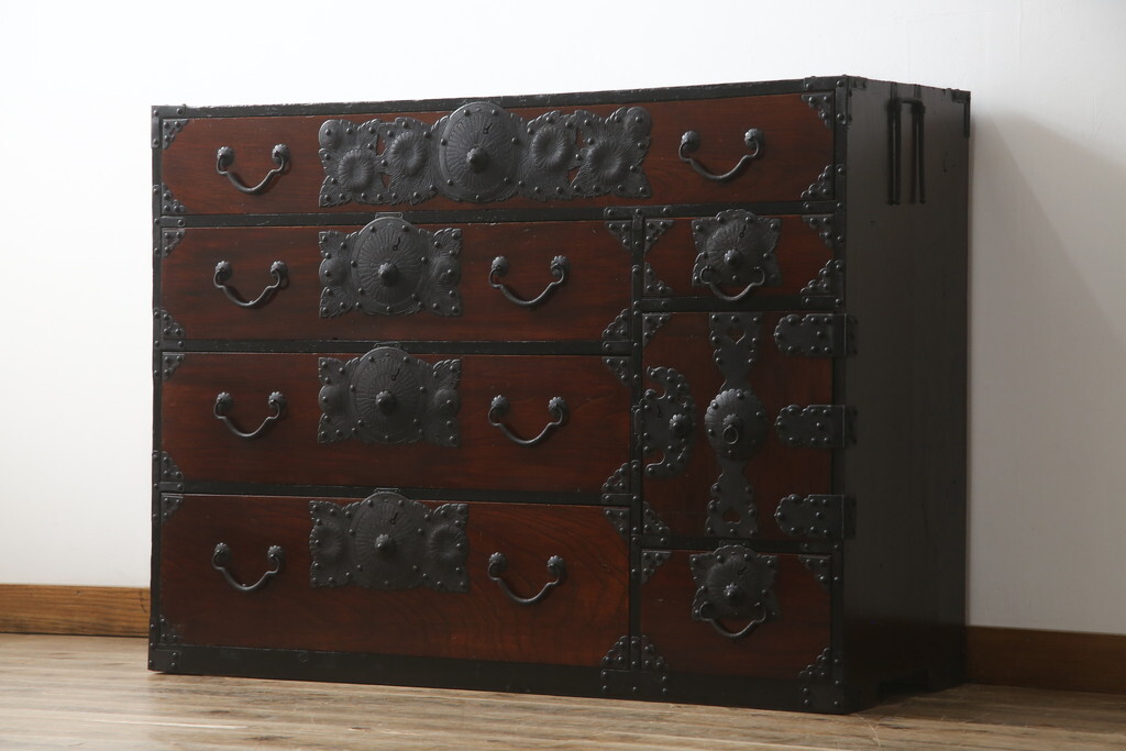 R-068380 和製アンティーク 前面欅(ケヤキ)材 金具の立派な仙台箪笥(和箪笥、時代箪笥、衣装箪笥、和タンス、引き出し、収納箪笥)拍卖