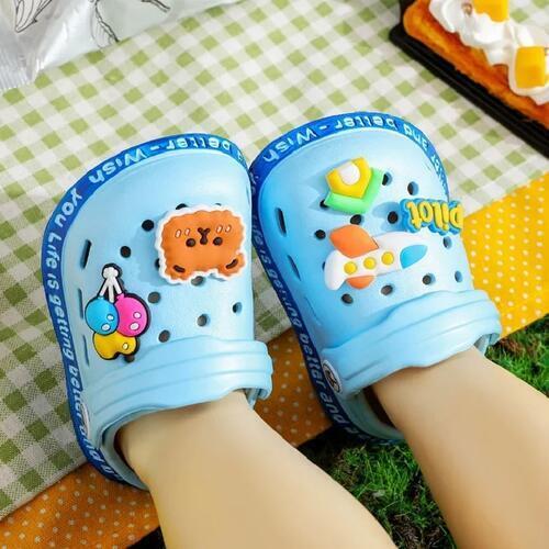 15cm 子ども キッズ 幼稚園 保育園 バッチ付き 穴あきサンダル つま先あり 男の子 女の子 海 水遊び クロックス風 水色 ブルー NE0185拍卖