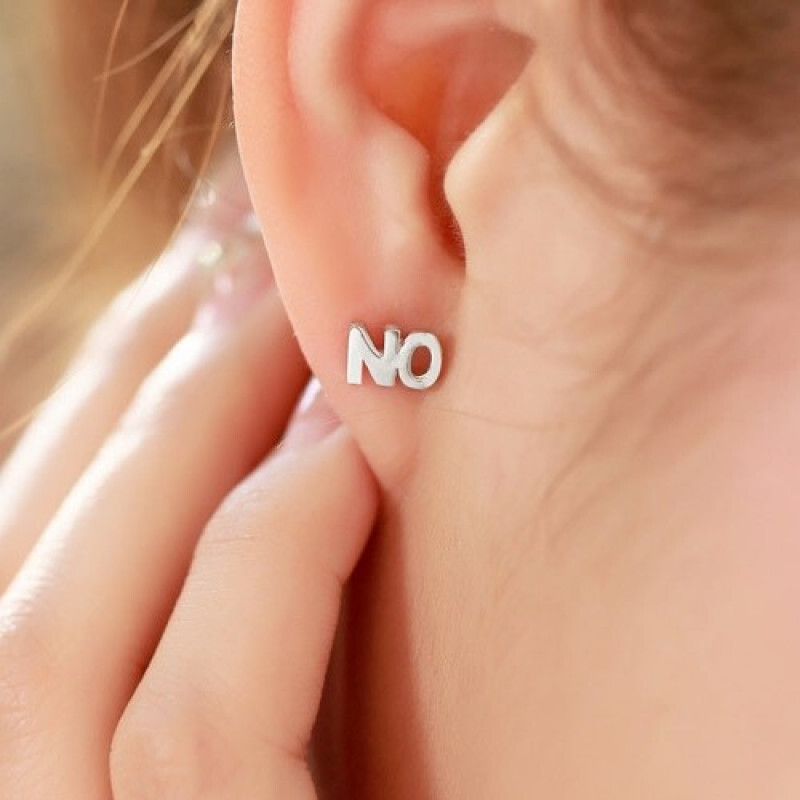 035 YES NO 英字 ロゴ スタッドピアス アクセサリー シルバー おしゃれ 両耳用 メンズ レディース シンプル 人気拍卖