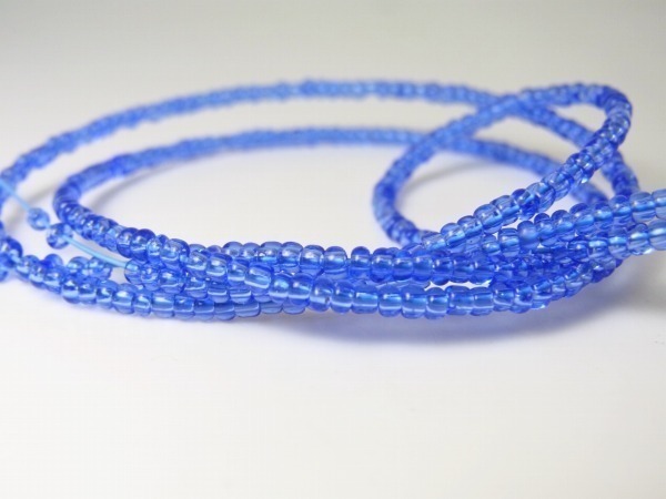 ◆オールドベネチアン、淡いクリアブルーの小粒一連◆とんぼ玉拍卖