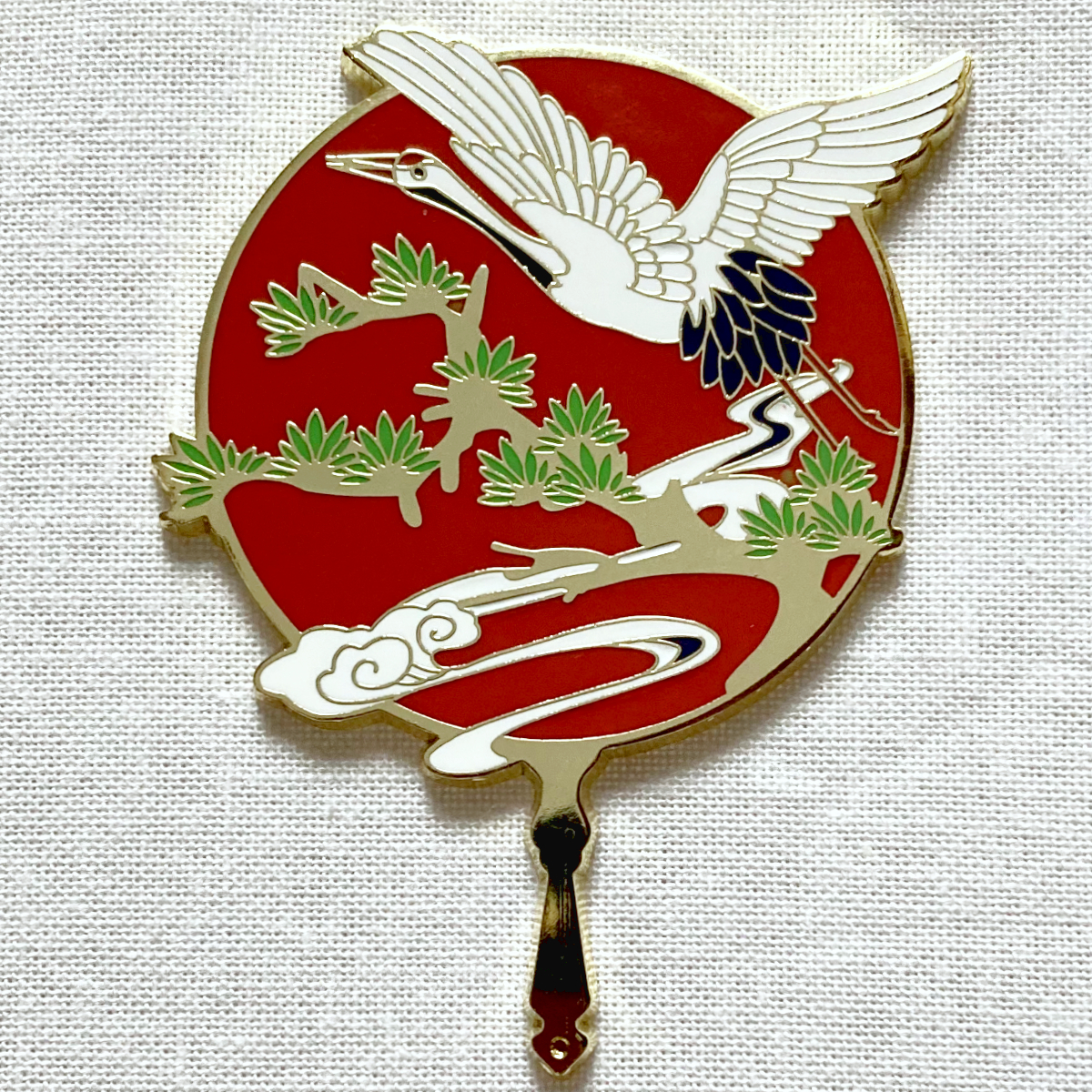 鶴の手鏡 タンチョウヅル 松と行雲 大きめ◆ピンバッジ ピンズ バッチ ブローチ◆日本 和風 雑貨 招福 長寿 縁起物拍卖