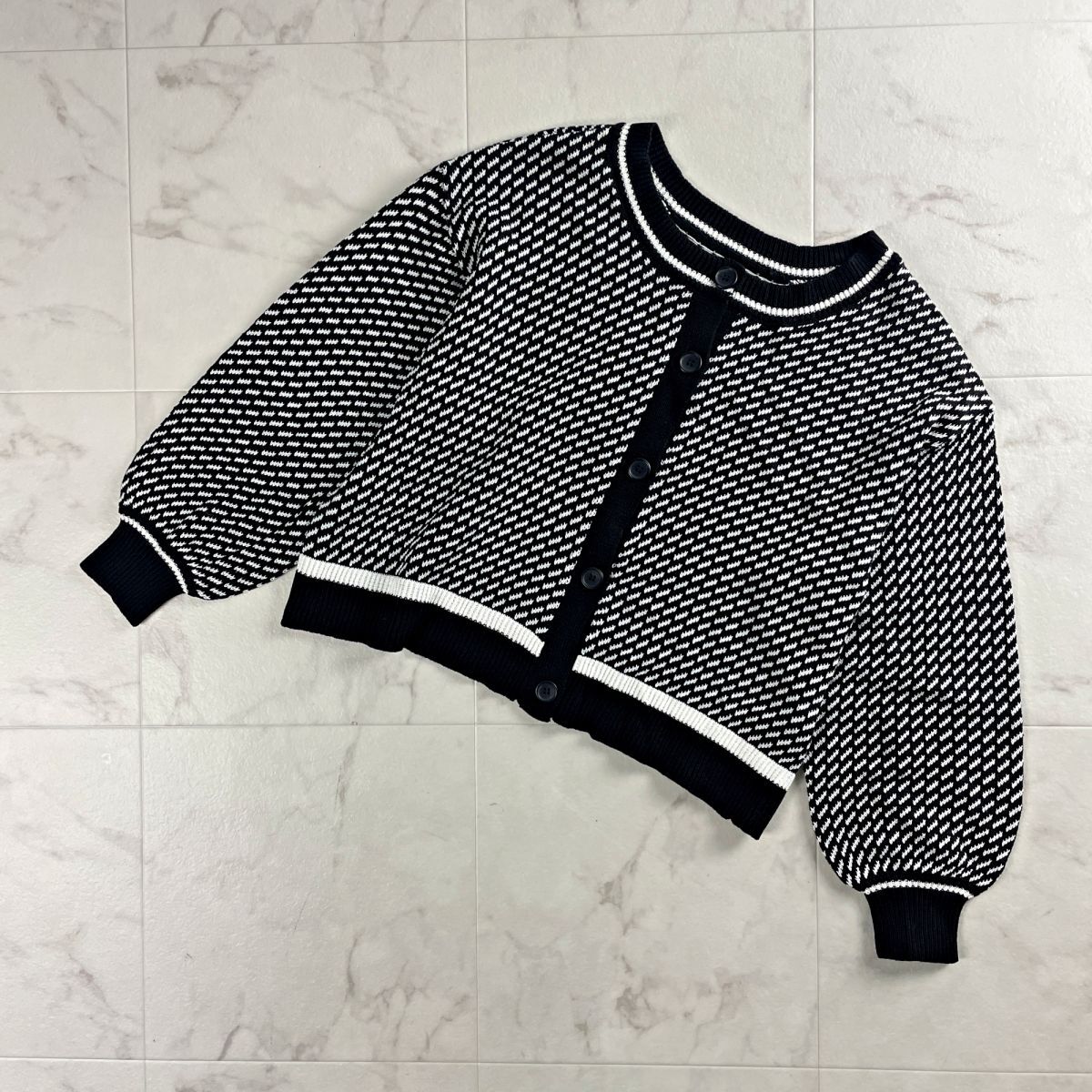 美品 COMME CA ISM コムサイズム 総柄カーディガン ショート丈 長袖 トップス レディース 黒白 サイズ9*VC158拍卖