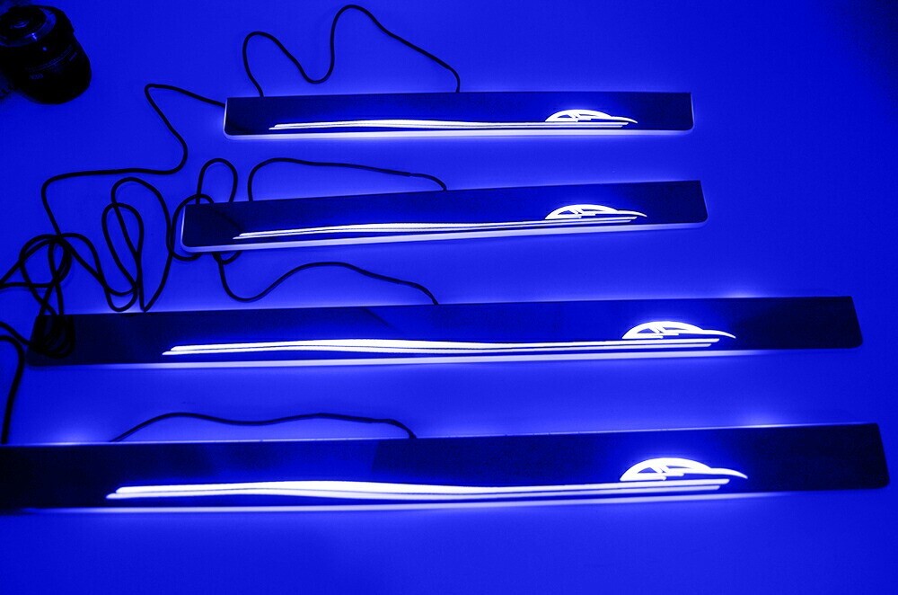 クラウン 210系 200系 180系 ドア LEDスカッフプレート 流れる LED イルミネーション ケンシャル保護ガード 4枚セットlf-316拍卖