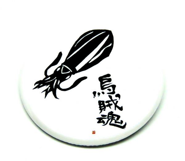 烏賊魂 缶バッジ イカ 切り絵 アオリイカ グッズ エギング 餌木 釣り 烏賊拍卖