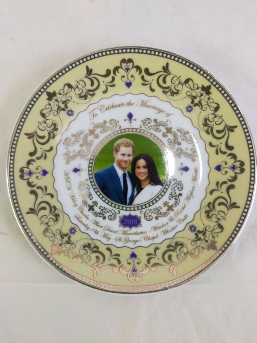 E13-20241226-013 英国ロイヤルウェディング ヘンリー王子メーガン妃 記念皿  2018 designcd in England サイズ:15.3*15.3*2cm拍卖