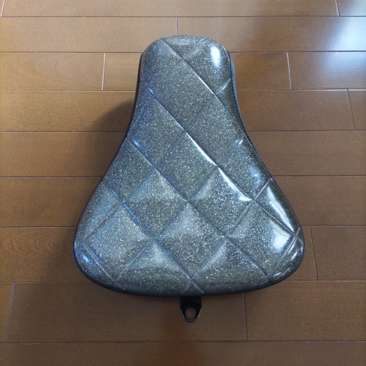 横浜発 ハーレー XL1200Xフォーティエイト カスタムシート ソファシート メインシート ソロシート エナメルシート ラメシート 拍卖