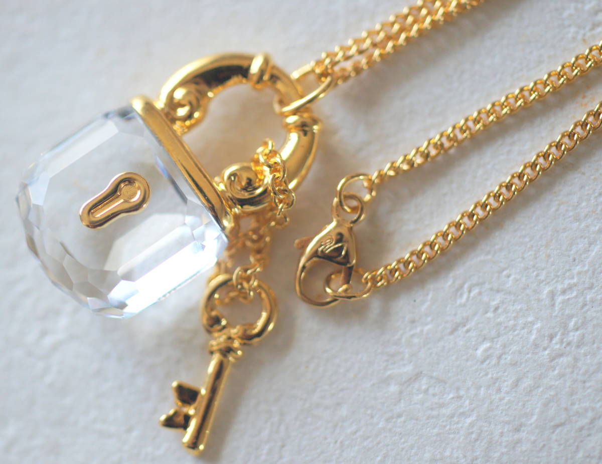 スワロフスキー 南京錠と鍵ネックレス 金属とスワロフスキークリスタル SWAROVSKI拍卖