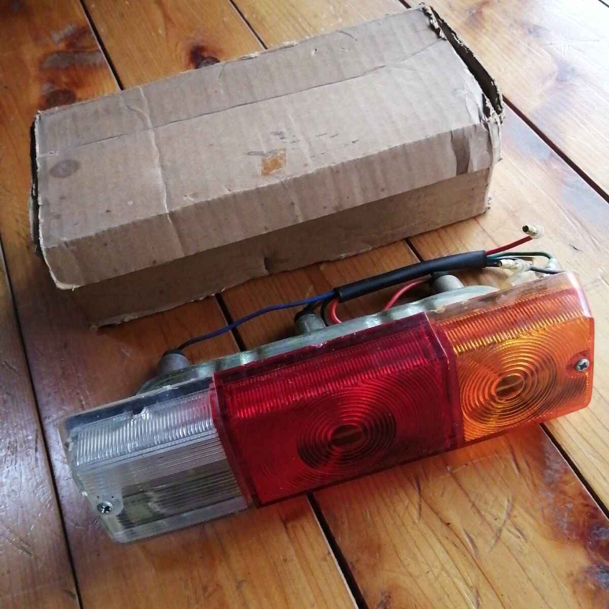 SYS5124 DAT521 リアーコンビネーションランプ 12V 26555-B0110拍卖