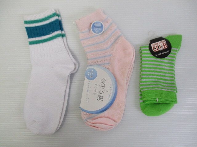 【未使用品】★レディースソックス3点セット★ボーダー柄①ピンク系/滑り止め付き/2足組②緑系③白系 サイズ22~24cm拍卖