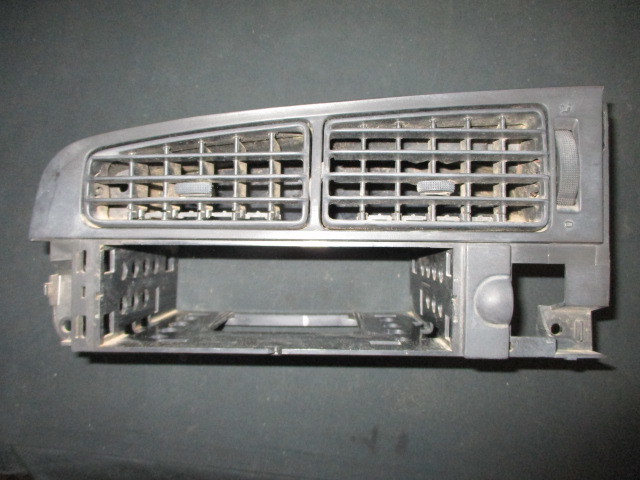 ■フォルクスワーゲン ゴルフ3 エアコン センター 吹き出し口 ダクト 中古 1H6819728E 部品取りあり ルーバー エントランスモール ピラー■拍卖