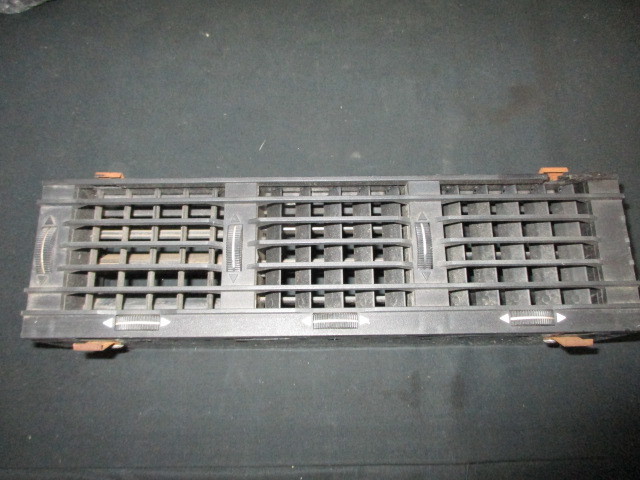 ■フェラーリ 412 400i エアコン センター 吹き出し口 ダクト 中古 257-62-688-00 95408638 部品取りあり ルーバー アウトレット■拍卖