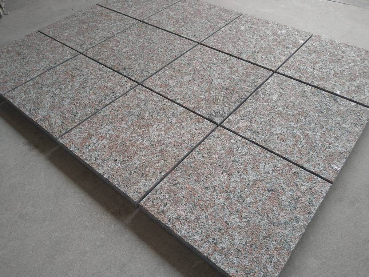 【大特価】高級 天然赤系御影石 ● 300角25厚 ビシャン仕上げ● 4枚入り ●玄関床 ポーチ アプローチ 庭 敷石 飛び石● 送料込拍卖