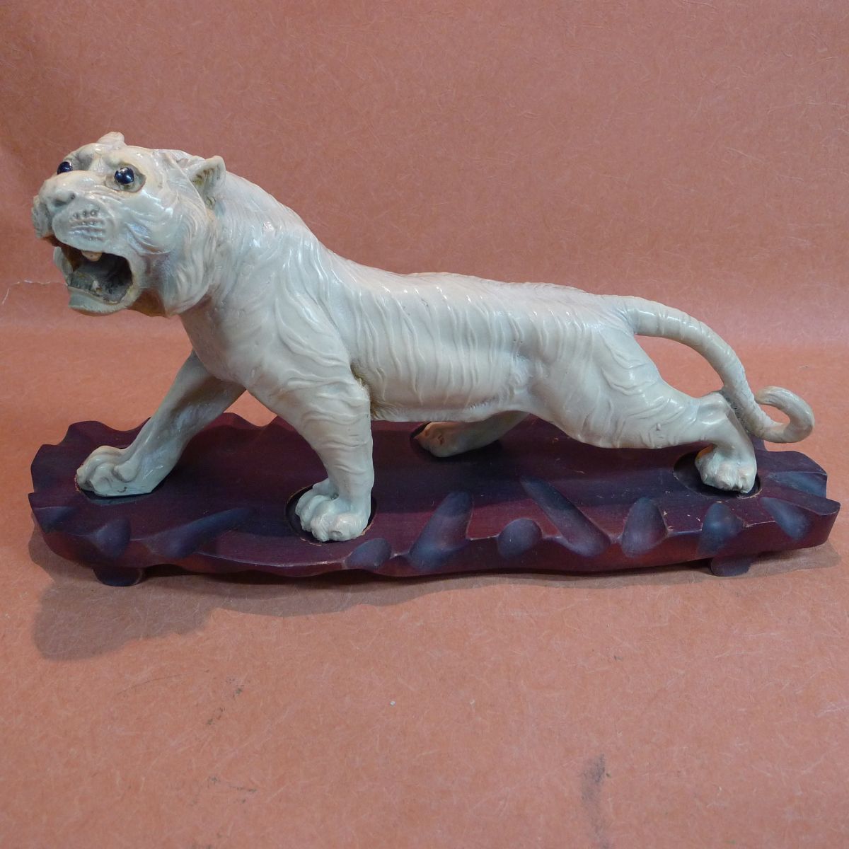 l★205 虎の置物 樹脂製 虎 タイガー 干支 ホワイトタイガー台座付 開運 工芸品 インテリア オブジェ 和風 玄関 床の間 /140拍卖