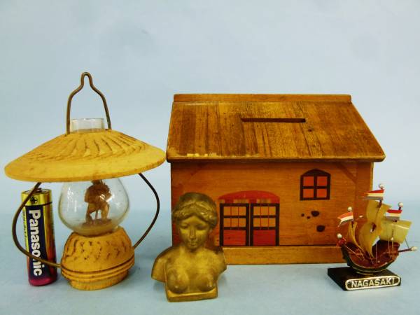 古い★家型貯金箱*女性胸像*一刀彫ランプ*異国船*土産物4点★拍卖