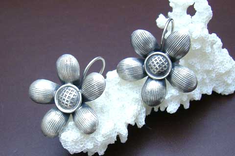 ◆モン族シルバーピアス◆花6◆ひまわりフラワー・山岳少数民族拍卖