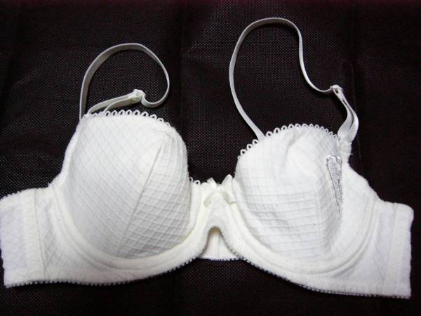ブラジャー Aー70cm 純白 ハート模様 フェミニン 初めの一歩に ファーストブラ 未使用拍卖