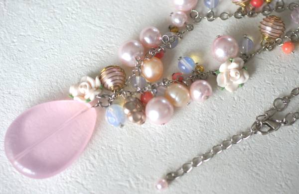 新品 天然石ローズクォーツ付き薔薇とパールビーズのネックレス拍卖