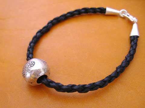 ■カレン族シルバー 4つ編みレザーブレスレット丸玉2■革紐黒拍卖
