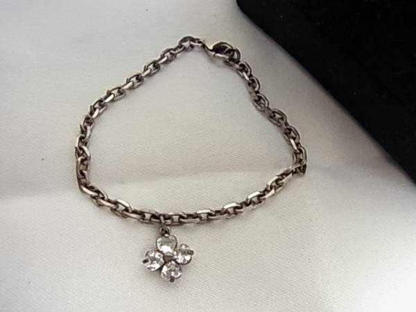 キュービックジルコニアでお花モチーフ シルバーブレスレット++拍卖
