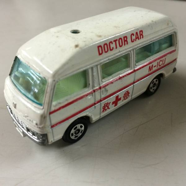 中古品 トミー トミカ 日産・キャラバン 救急車 不良あり 現状品拍卖
