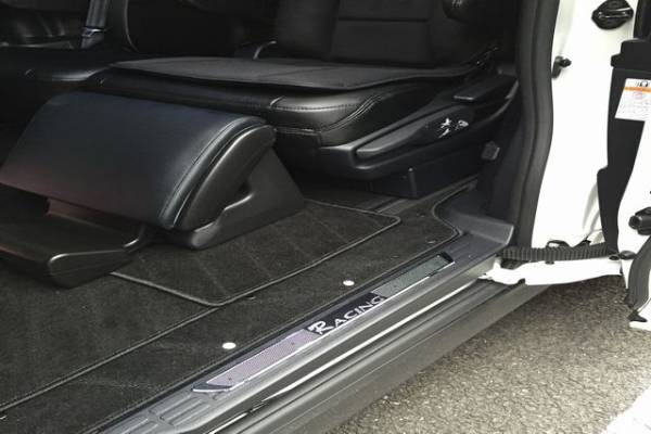 トヨタ ヴォクシー 取付例 エントランスモールブラックメッシュ モール ガーニッシュ プロテクター スカッフプレート 汎用 パーツ 部品 車拍卖