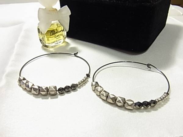 大ぶりフープ★フープ中で移動するメタルカラーのビーズピアス★++拍卖