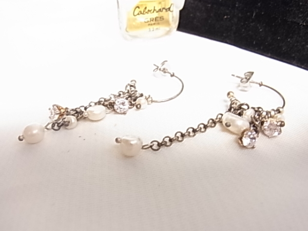 美しいパール調のビジューが輝く揺れるデザインピアス★拍卖